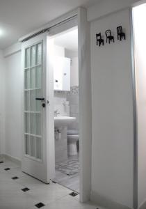 porta aperta per un bagno con servizi igienici di Holiday Home Station a Napoli