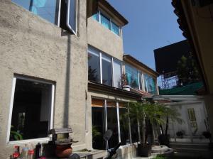 un edificio con ventanas y macetas. en Casa Culhuac, en Ciudad de México