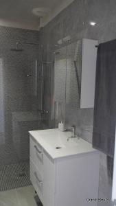 a bathroom with a sink and a shower at El Ancla - El Mar y La Playa in Callao Salvaje
