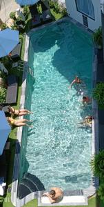 Bazén v ubytování Hoianation Villas Hotel nebo v jeho okolí