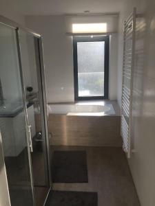 Koupelna v ubytování SPACIOUS HOUSE with GARDEN close to BRUSSELS EXPO!