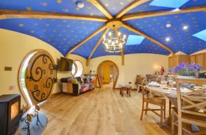 uma sala de estar com um tecto com estrelas em Oastbrook Vineyard em Bodiam