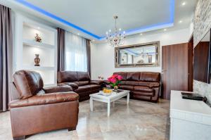 sala de estar con muebles de cuero y mesa en Villa Mina, en Kotor