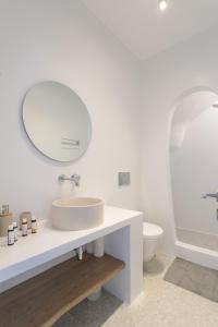 Naxos Infinity Villa and Suites tesisinde bir banyo