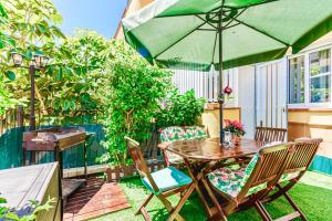 A garden outside Charming Apartment with a Cozy Terrace