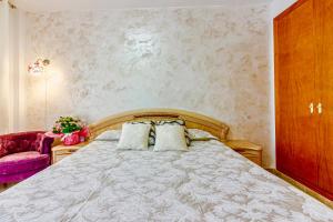 A bed or beds in a room at Charming Apartment with a Cozy Terrace Még 24 kép