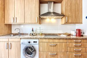 A kitchen or kitchenette at Charming Apartment with a Cozy Terrace