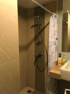 Un baño de Ruang Bravia Bogor Icon Hotel