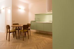 Kuchyň nebo kuchyňský kout v ubytování Metropolitan Suites