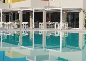 สระว่ายน้ำที่อยู่ใกล้ ๆ หรือใน Apolis Beachscape Hotel