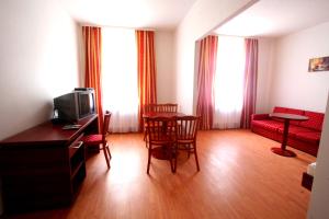 Televízia a/alebo spoločenská miestnosť v ubytovaní Apart Hotel Susa