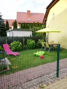 Vonkajšia záhrada v ubytovaní Apartament Słoneczny