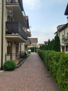 a brick walkway between two buildings on a street at Apartament Piotr in Łeba
