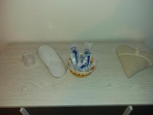 a table with a bowl of toothbrushes and a toothbrush holder at viche viche in Orgosolo