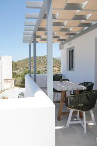 Balkon atau teras di Naxos Infinity Villa and Suites