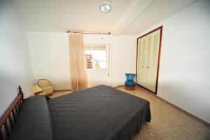 a bedroom with a bed and a window at Coimbra vista mar Orangecosta in Benicàssim