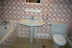 a bathroom with a sink and a toilet at Coimbra vista mar Orangecosta in Benicàssim +6 photos