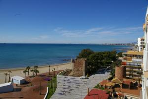 a view of the beach from a building at Coimbra vista mar Orangecosta in Benicàssim