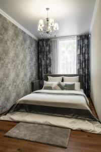 Un pat sau paturi într-o cameră la PaulMarie Apartments on Gogolya 39
