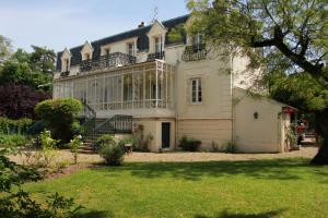 duży biały dom z dużym balkonem w obiekcie La Maison Chaudenay w mieście Chaudenay