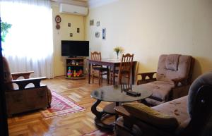 uma sala de estar com um sofá e uma mesa em Apartment in Batumi em Batumi