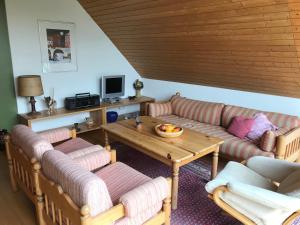 uma sala de estar com dois sofás e uma mesa em Jizerka em Unterwasser