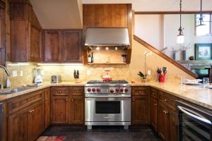 Imagen de la galería de Luxury Old Greenwood 3BD Villa - Villa 12. Comes w/ Free Grocery Delivery!, en Truckee 33 fotos más