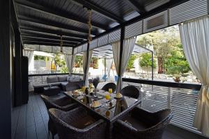 uma sala de jantar com mesa e cadeiras e uma grande janela em Mobile Home MeeLi Camp Soline em Biograd na Moru