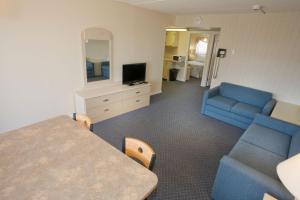 TV a/nebo společenská místnost v ubytování Aloha Oceanfront Motel