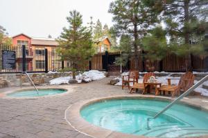 una piscina en un patio con mesa y sillas en New Listing! Top Floor Village at Northstar Residence - Big Horn 504, en Truckee
