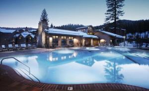 einem großen Pool vor einem Gebäude in der Unterkunft Ski-in/Ski-out Village at Northstar Residence! - 310 Iron Horse South in Truckee