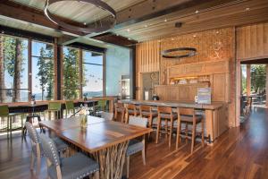 Ресторант или друго място за хранене в Luxury 4BD True Ski-In/Ski-Out Mid-Mountain Residence - Stellar Northstar