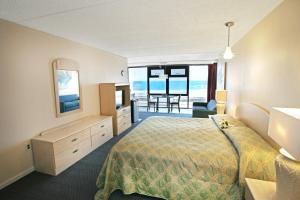 Postel nebo postele na pokoji v ubytování Aloha Oceanfront Motel