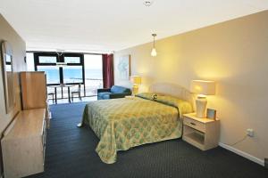 Postel nebo postele na pokoji v ubytování Aloha Oceanfront Motel
