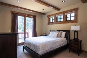 una camera da letto con un letto e una finestra di Luxury 4BD Residence on Old Greenwood Golf Course. Free Grocery Delivery! a Truckee Altre 52 foto