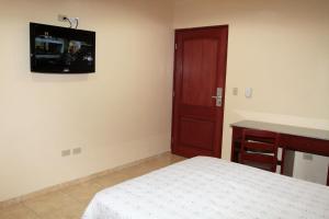 TV at/o entertainment center sa Hotel Alcala