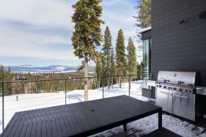 Galeriebild der Unterkunft Luxury 4BD True Ski-In/Ski-Out Mid-Mountain Residence - Stellar Northstar in Truckee