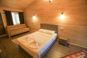 A bed or beds in a room at Cinderella Pension & Bungalow