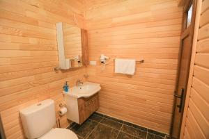 A bathroom at Cinderella Pension & Bungalow