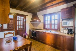 Kuchyň nebo kuchyňský kout v ubytování A1 Casas Y Villas juani y juan lanzarote (tomaren) Free WiFi