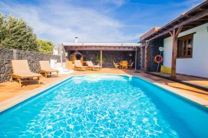 Bazén v ubytování A1 Casas Y Villas juani y juan lanzarote (tomaren) Free WiFi nebo v jeho okolí