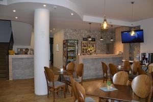 a restaurant with tables and chairs and a bar at Boutique Villa Arte in Ohrid