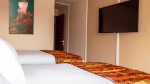 コピアポにあるHotel Ventoのベッド2台、薄型テレビが備わるホテルルームです。