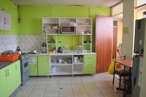 Kjøkken eller kjøkkenkrok på Mango Hostel B&B