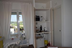 Kuchyňa alebo kuchynka v ubytovaní DomuS al Corso B&B