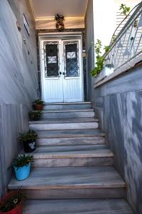 チェシメにあるVilla Vongoleの鉢植えの戸口へ続く一連の階段