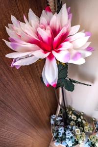 チェシメにあるVilla Vongoleのテーブルの上の花瓶の白ピンクの花