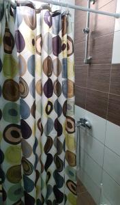 baño con cortina de ducha de diferentes colores en Apartments Lati, en Ulcinj