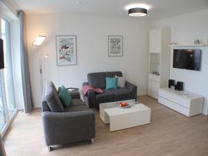 克伦胡森Sonnengarten 17的有两张沙发和一台电视的客厅