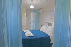 A bed or beds in a room at Calypso Apartments